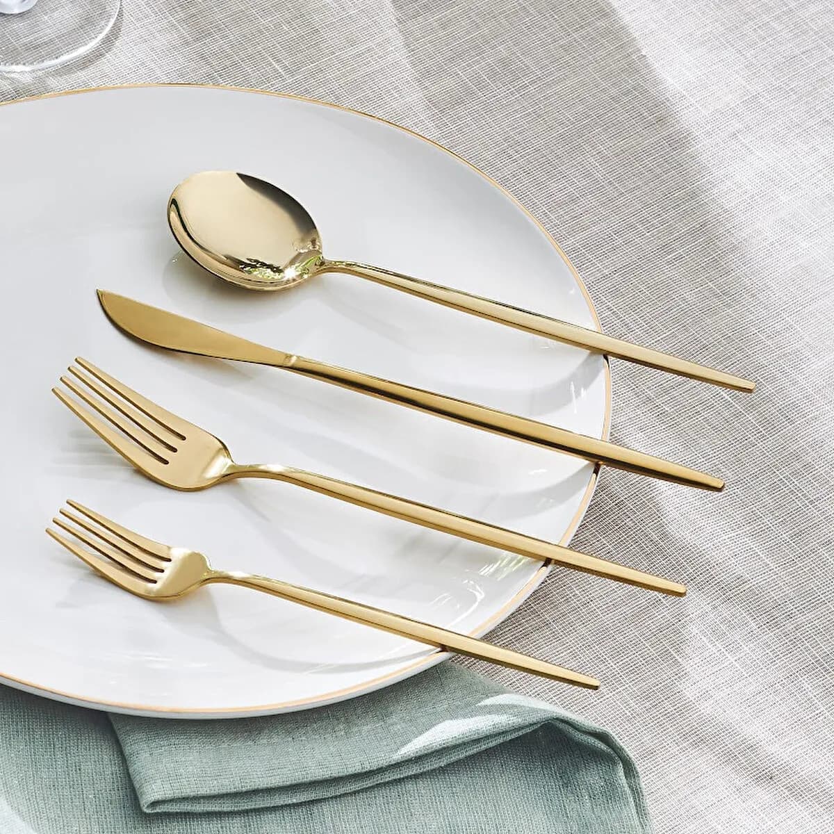 طقم أبريكوت فارو 24 قطعة لـ 6 أشخاص مع صندوق ملاعق وشوك وسكاكين ذهبي لامع