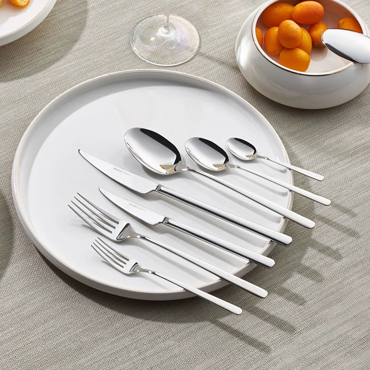 طقم أدوات مائدة كاراجا إليجانس نيو بورياس بلاتيني 84 قطعة لـ 12 شخصاً