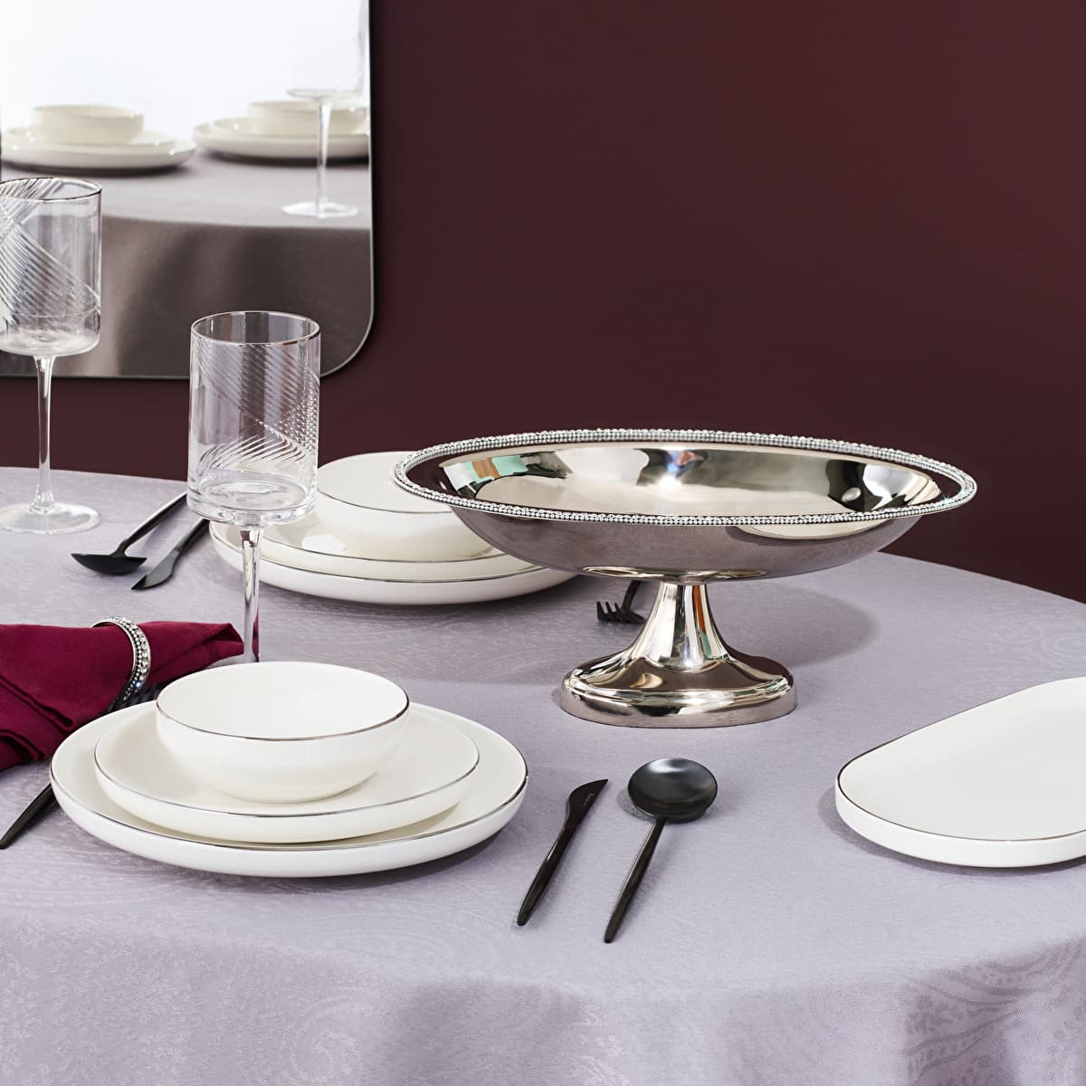 كاراجا ماجيستي جوندولا (وعاء تقديم طويل)