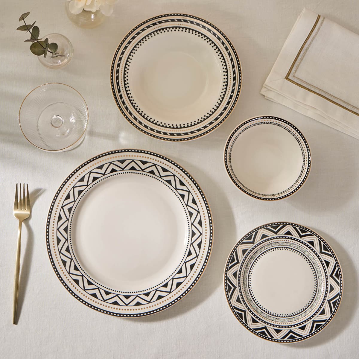 كاراجا إليجانس بون تريا طقم عشاء 24 قطعة لـ 6 أشخاص أسود