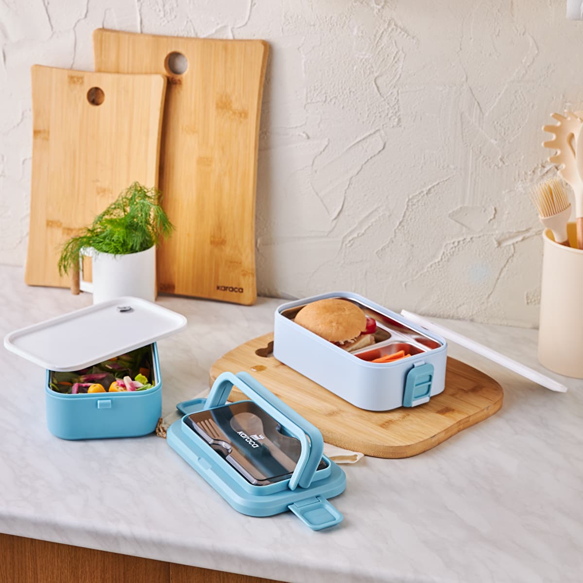كاراجا بوجا صندوق غداء مع شوكة وملعقة 700 مل أزرق